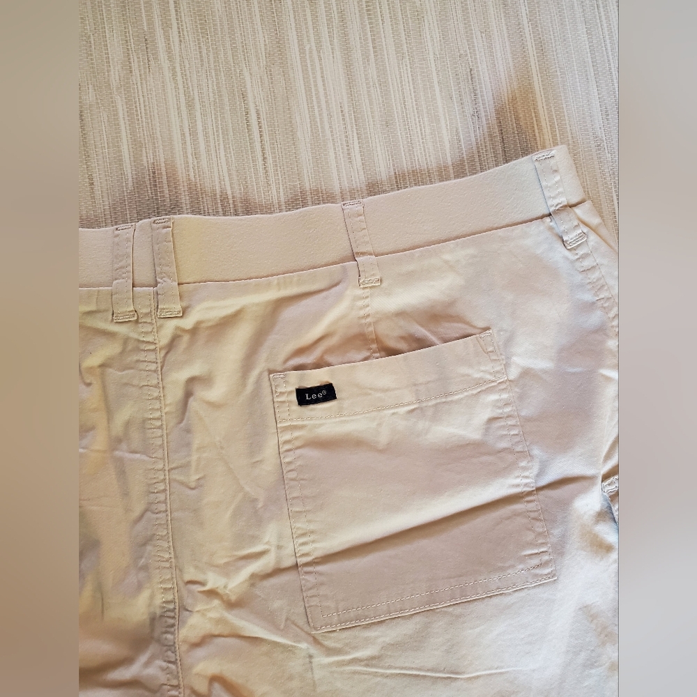 Lee Women's Cream Tan Cargo Shorts Mid Rise 5" Plus Size 22 NWT - Picture 4 of 10